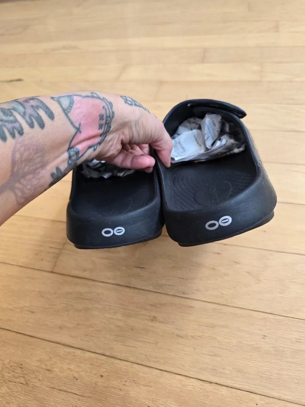 OOFOS | OOahh black monochrome sporty adjustable recovery slides | MENS 10